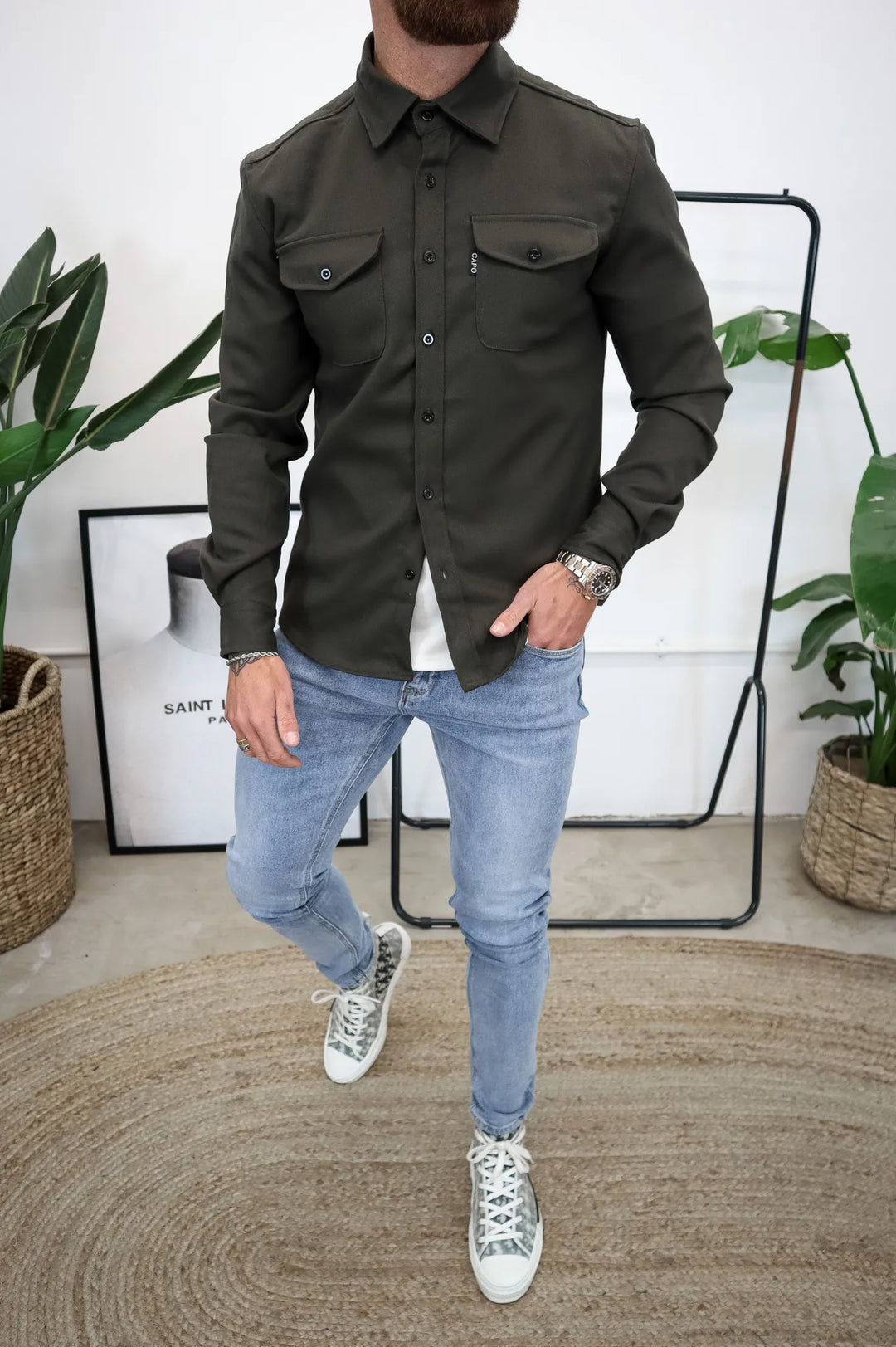 Sobrecamisa IVAR con diseño casual, bolsillos prácticos. Chaqueta ligera para hombre, un básico de otoño.