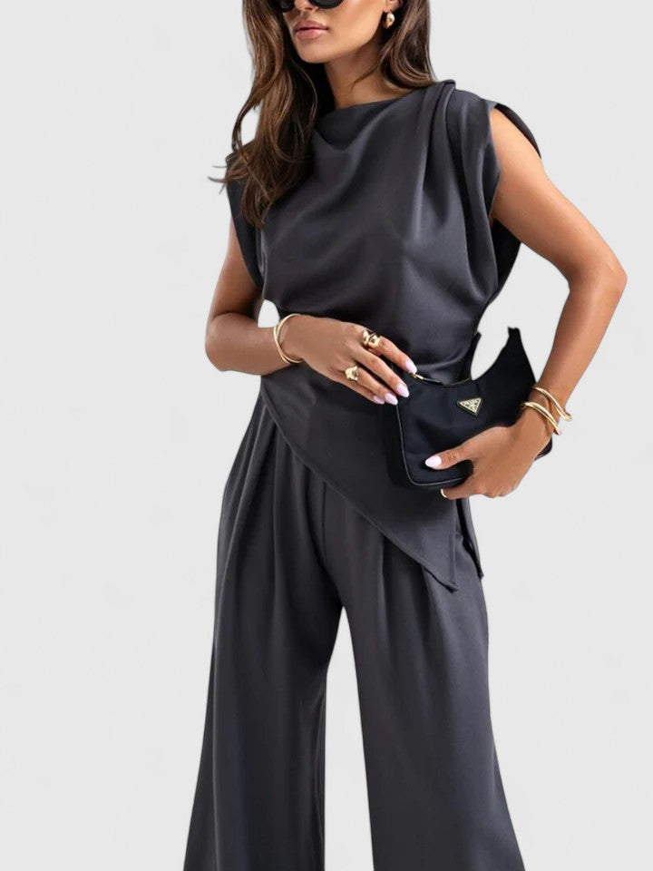 Conjunto femenino de moda, top sin mangas y pantalón de cintura alta, realzando la figura con estilo.