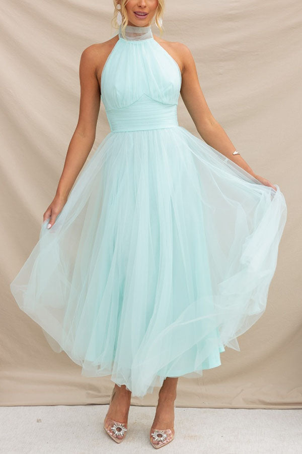 Vestido midi halter elegante, ideal para eventos de noche o bodas de verano.