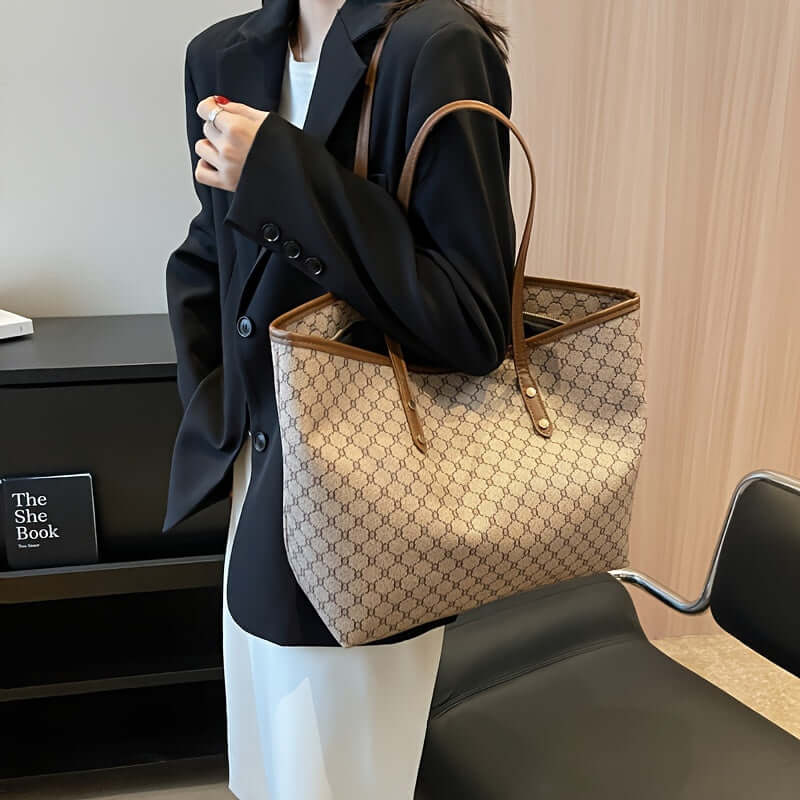 Bolso femenino con diseño geométrico y aire retro. Añade elegancia a tu look diario.