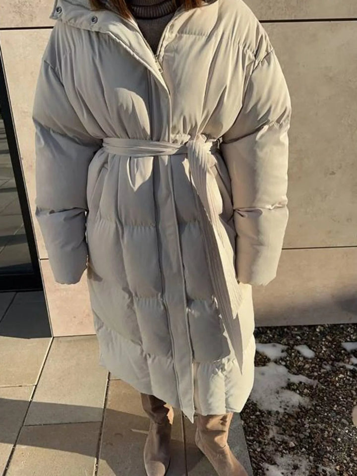 Chaqueta de invierno larga y cálida para mujer, diseño acolchado con cinturón que realza la figura.