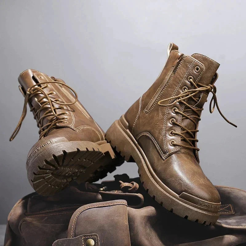 Detalle de las botas altas para hombre. Su diseño robusto y elegante asegura confort y durabilidad para el frío invernal.