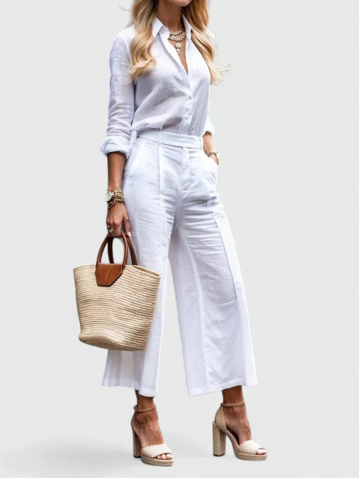 Conjunto de dos piezas negro para mujer. Atuendo versátil, ideal para un look casual o elegante.