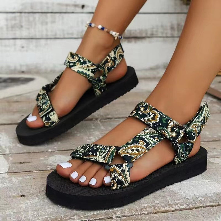Sandalias planas de mujer con diseño étnico vibrante. Comodidad y moda femenina para la playa y el verano. Casual.