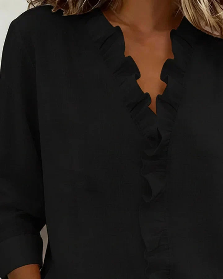 Ropa de moda: blusa femenina con escote en V, volantes en hombros y mangas largas elegantes.