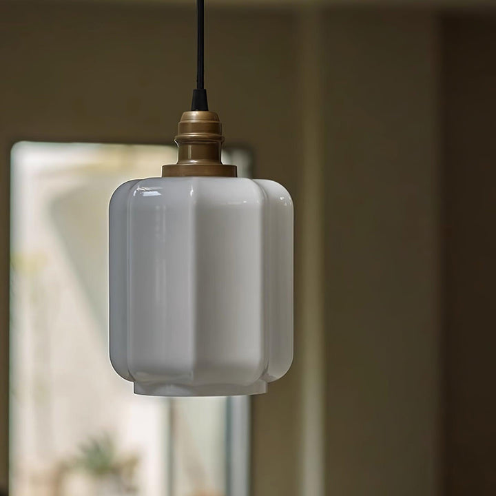 Lámpara colgante de cristal blanco con suspensión ajustable, diseño nórdico refinado y versátil.