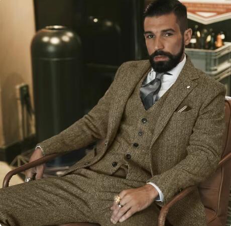 Ropa formal masculina: traje de hombre slim fit con patrón de espiga. Elegancia británica en tres piezas.