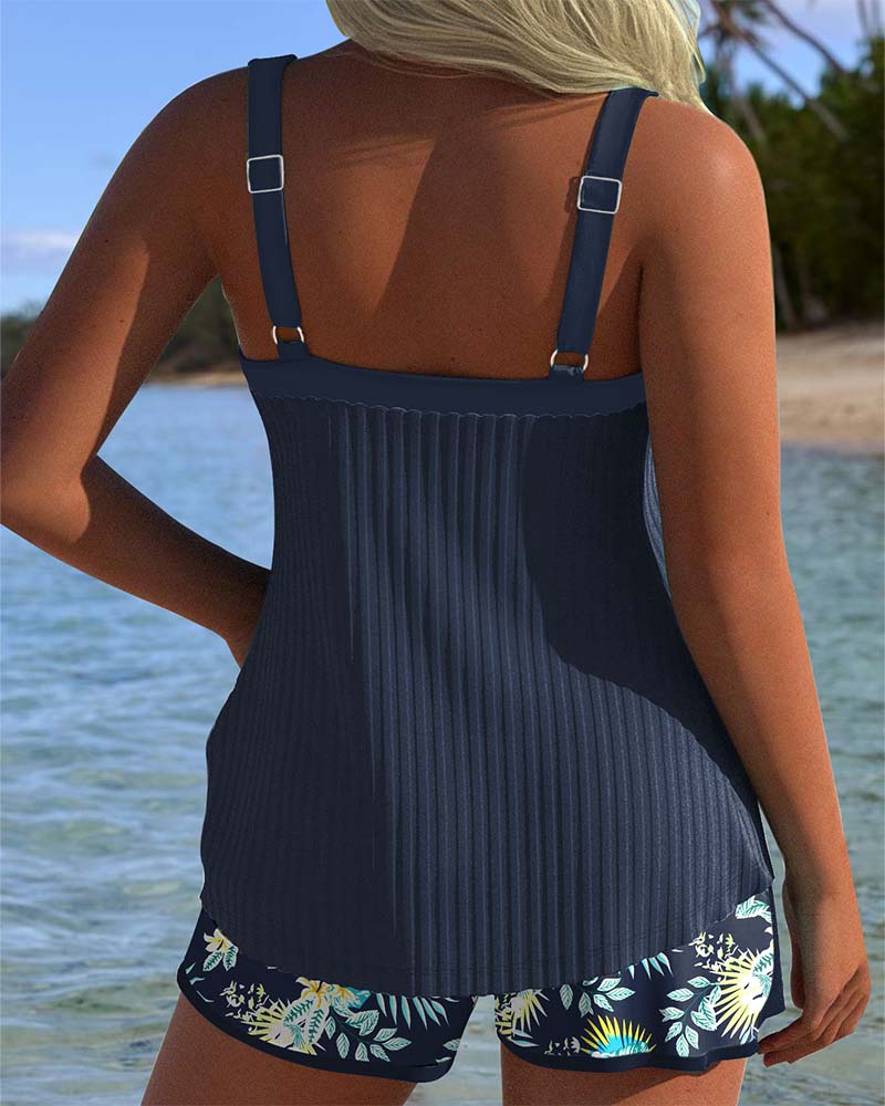 Conjunto de tankini a rayas con short para mujer, ideal para natación y relajarse en la playa.
