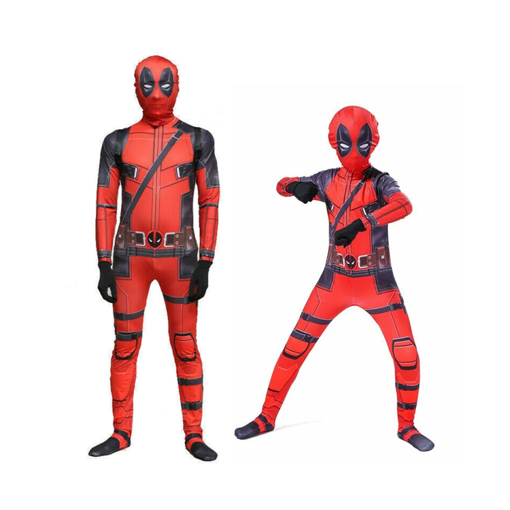 Niño luciendo el mameluco de Deadpool, listo para acción y diversión en cualquier fiesta infantil o evento cosplay.