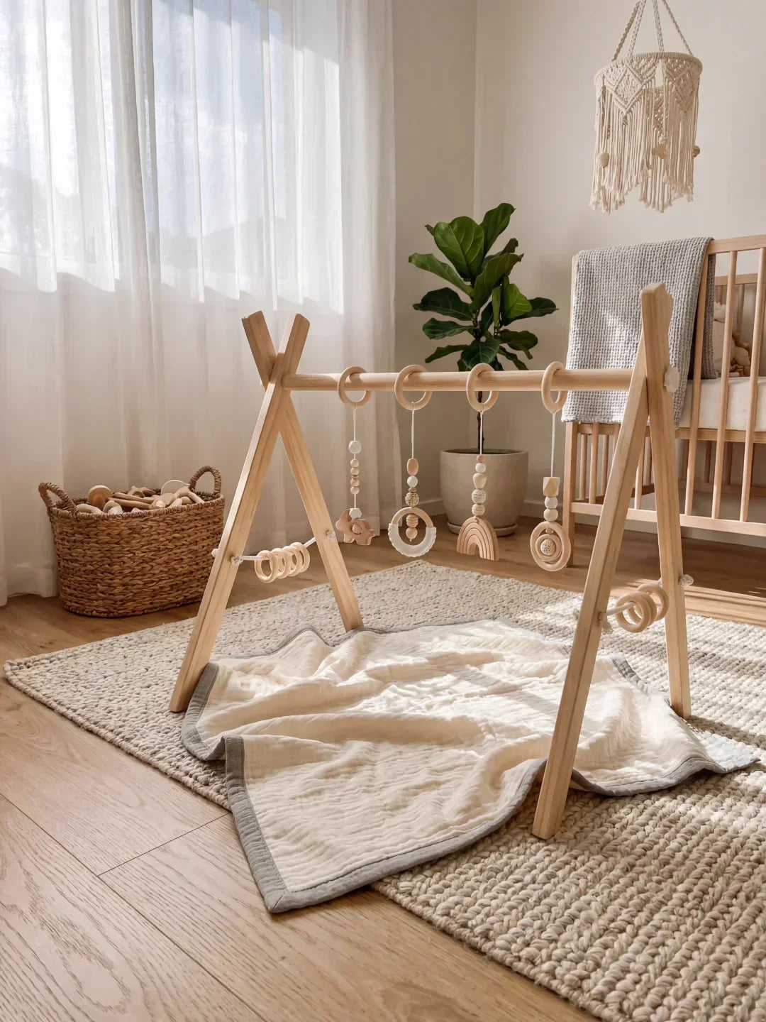 Gimnasio de madera infantil con colgantes sensoriales. Perfecto para el juego y desarrollo de bebés desde 0 meses.