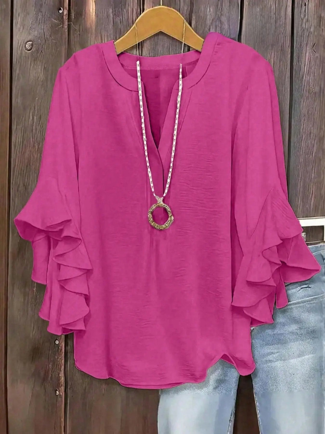 Blusa elegante con cuello V y mangas flared para mujer. Ideal para atuendos versátiles y con estilo.