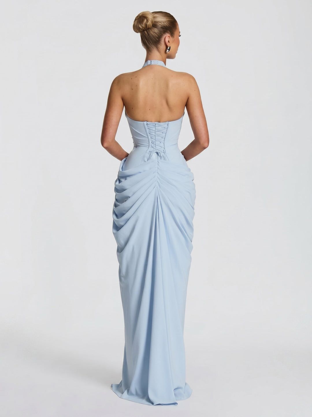 Vestido largo de fiesta con cuello halter y abertura, diseño elegante para invitadas.