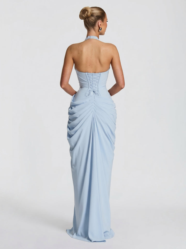 Vestido largo de fiesta con cuello halter y abertura, diseño elegante para invitadas.