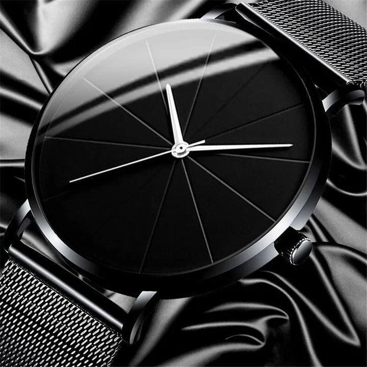 Accesorio masculino elegante: reloj de precisión en acero, ideal para ocasiones formales.