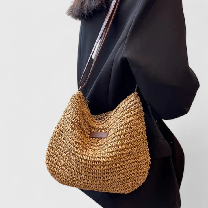Detalle de la textura de rafia natural trenzada del bolso bandolera boho, artesanía y calidad.