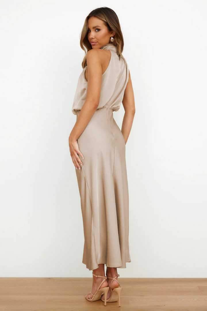 Vestido de fiesta elegante para mujer, cuello alto, hombros descubiertos, moda femenina sofisticada.