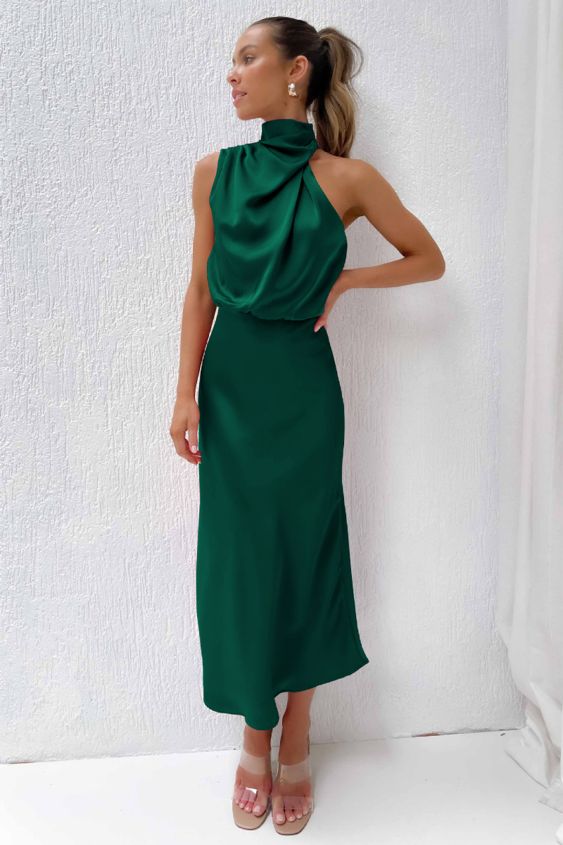 Vestido largo de gala con cuello alto y hombros descubiertos, ideal para ocasiones especiales y fiesta.
