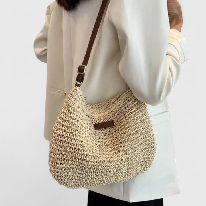 Bolso bandolera de rafia trenzada para mujer, estilo bohemio-chic, ideal para looks de verano casual.
