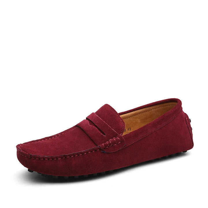 Confortables mocasines de ante para hombre, calzado esencial.