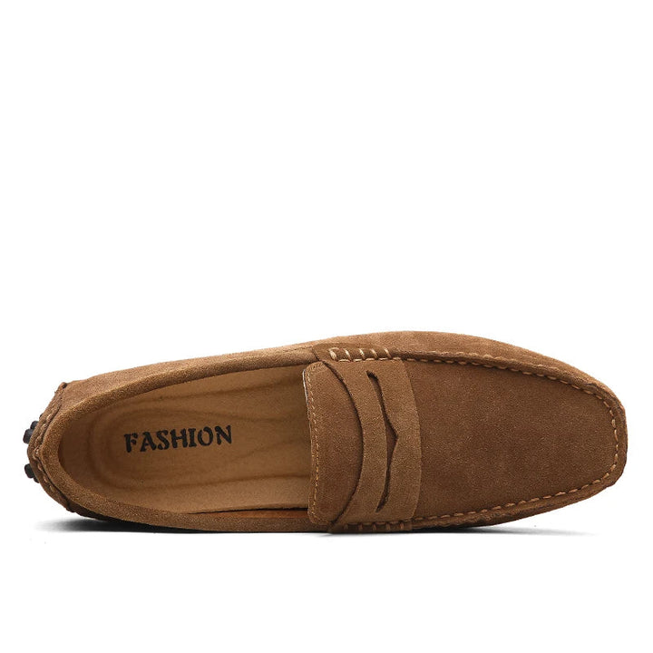 Estilo clásico en mocasines de ante para hombre, comodidad asegurada.