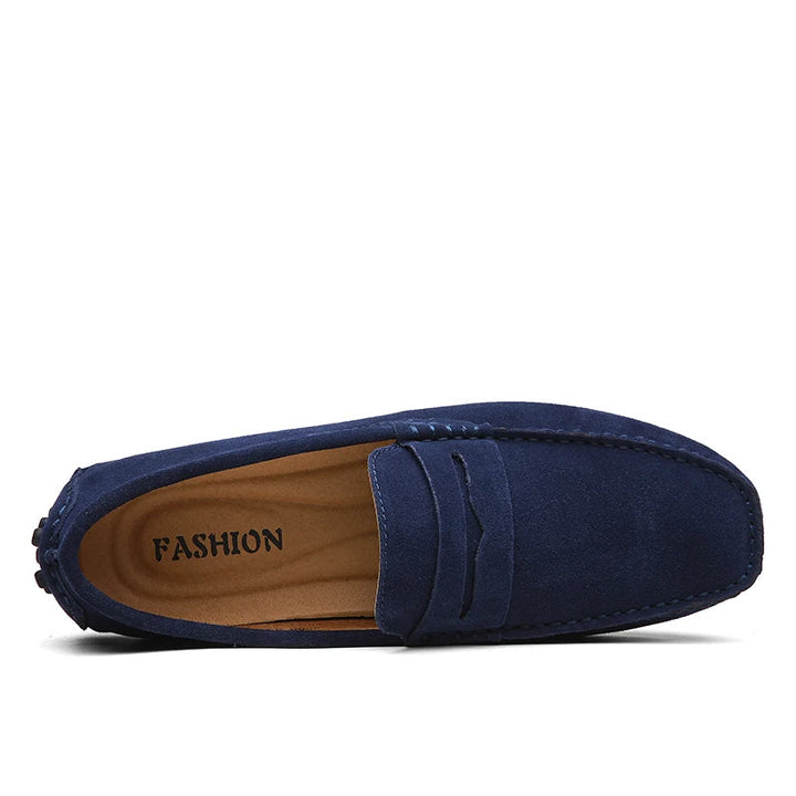Versátiles mocasines de ante para hombre, ideales para primavera.