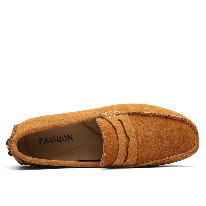 Mocasines de hombre de ante, un toque de elegancia casual.