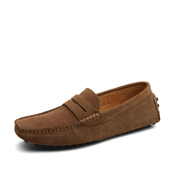 Mocasines de hombre de ante, diseño versátil para estilo casual y formal.