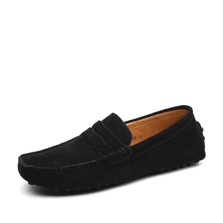 Mocasines de hombre con textura de ante, un clásico versátil.