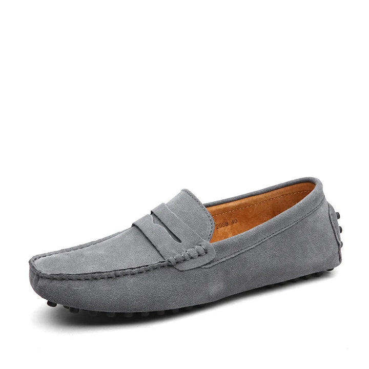 Mocasines elegantes de ante para hombre, ideales para la oficina.