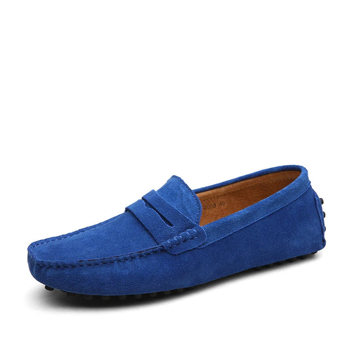 Estilo atemporal en mocasines de ante para hombre, un básico de armario.