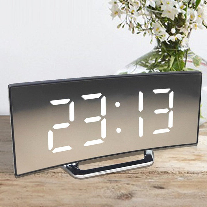Despertador digital LED curvo con espejo para dormitorio, oficina u hogar. Reloj moderno y funcional.