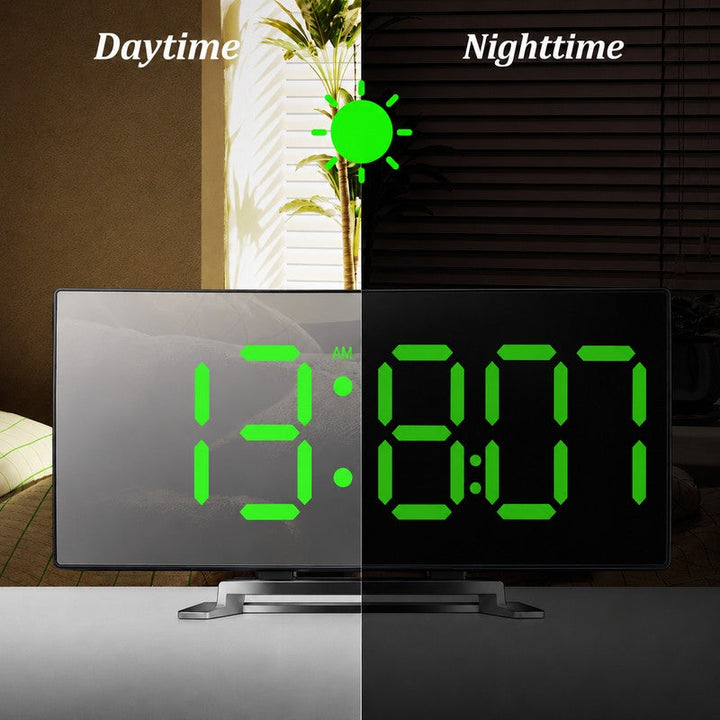 Despertador digital con pantalla LED curva tipo espejo, perfecto para ver la hora fácilmente en el hogar.