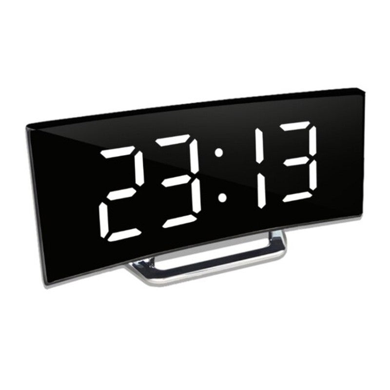 Despertador digital LED curvo, con dígitos claros y superficie de espejo, ideal para lectura fácil en el hogar.