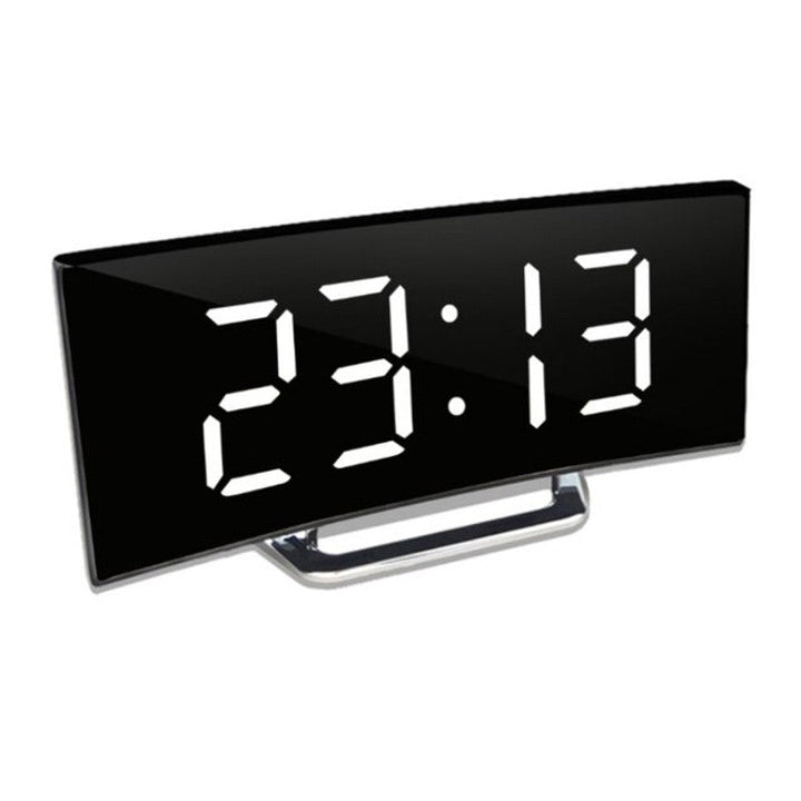 Despertador digital LED curvo, con dígitos claros y superficie de espejo, ideal para lectura fácil en el hogar.