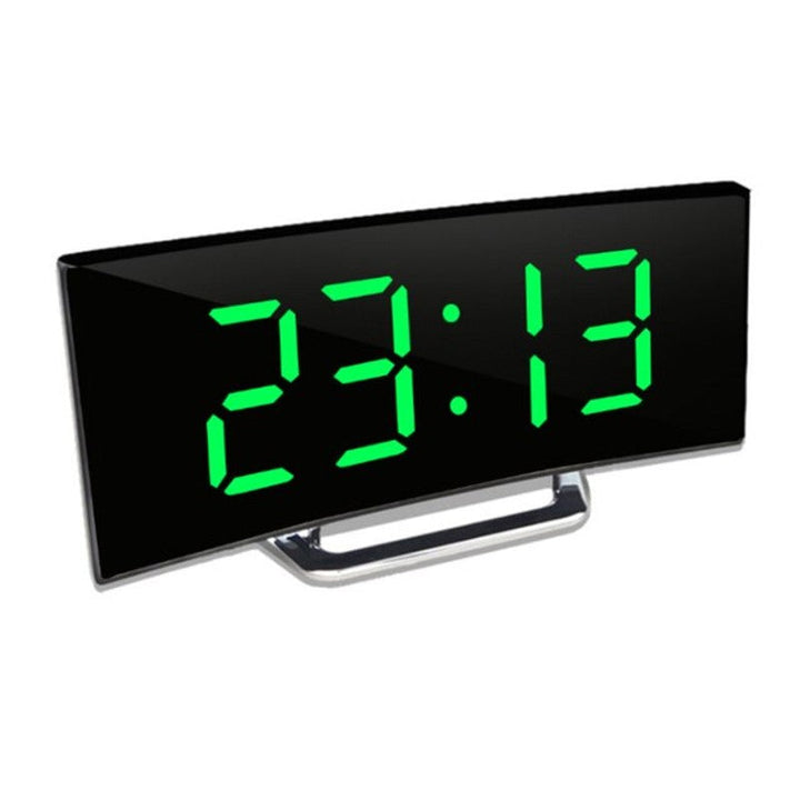 Despertador digital curvo LED con espejo, visibilidad nocturna, perfecto para dormitorio y hogar moderno.
