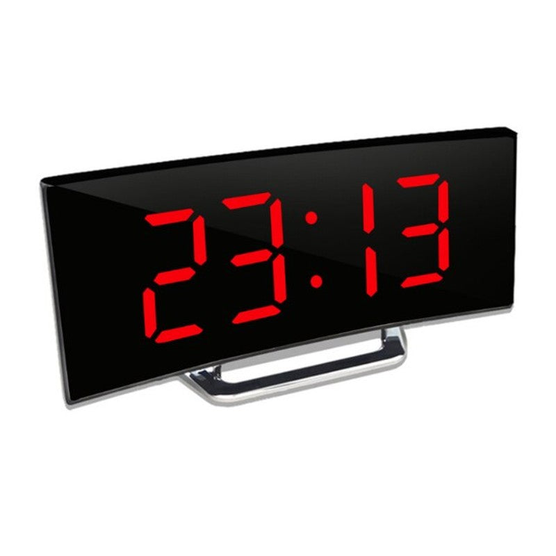 Reloj despertador digital LED curvo con efecto espejo, diseño moderno y funcional para el hogar y la oficina.