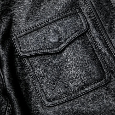 Detalle cazadora MACKSTON de piel sintética para hombre. Acabados de calidad, estilo biker atemporal y moda versátil.