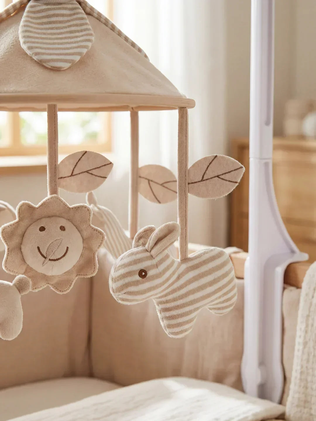 Móvil colgante de madera para bebé, con música relajante, ideal para el sueño y la estimulación.