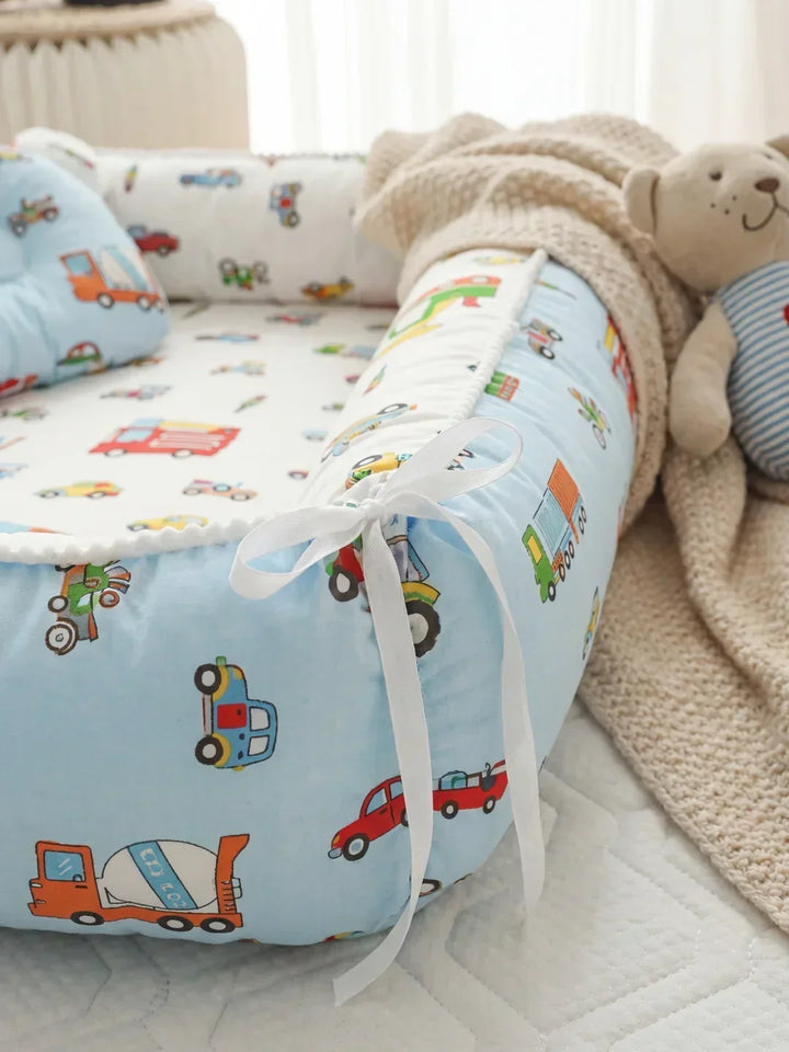 Protector cuna Nido Bebé extralargo con cojín cervical, ideal para el confort y sueño seguro infantil.
