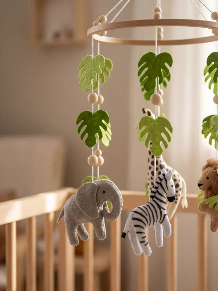 Juguete de desarrollo para bebé: móvil de cuna de madera natural.