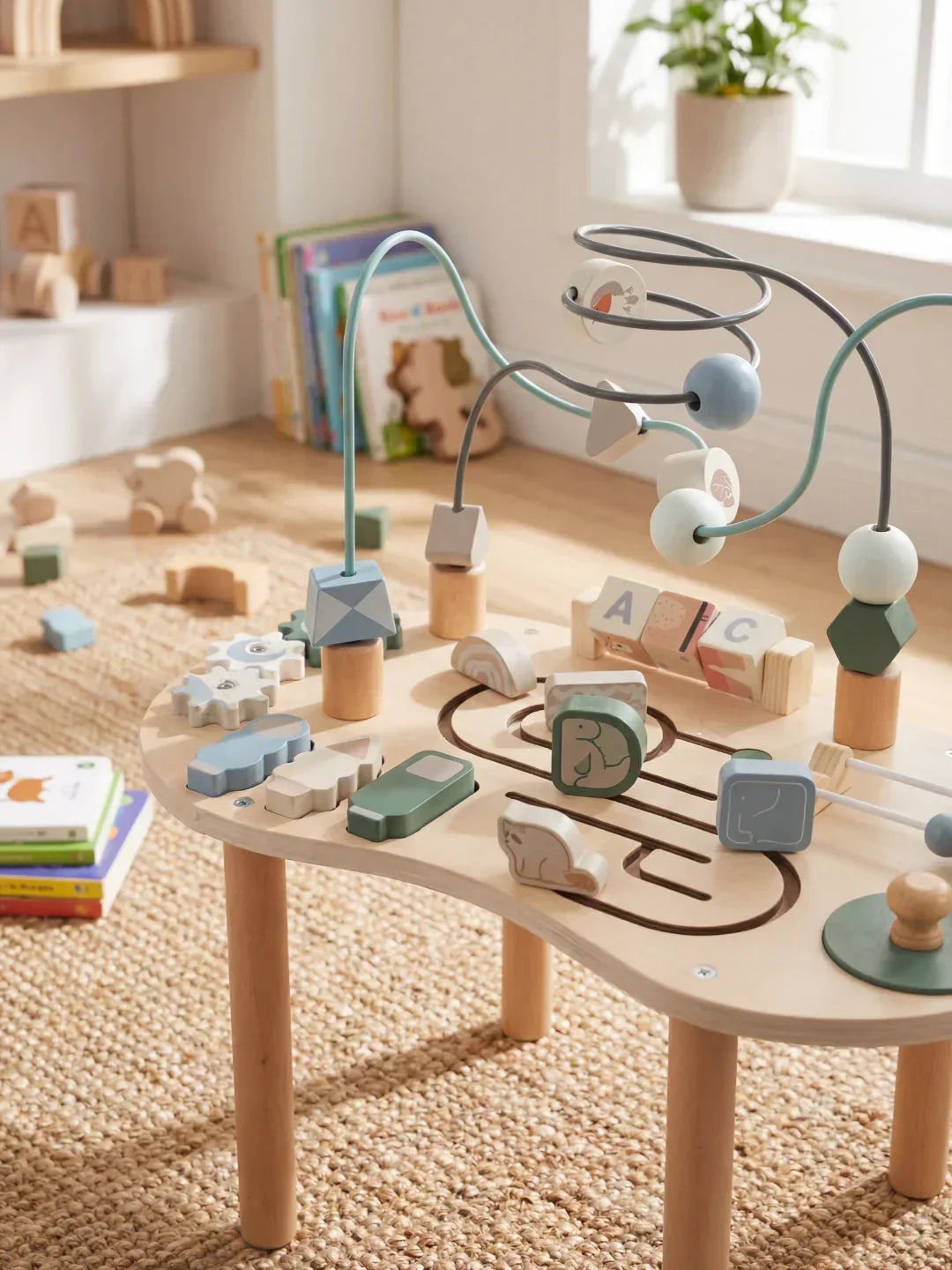 Mesa de actividades de madera con engranajes y laberintos para niños. Estimula motricidad y aprendizaje didáctico temprano.