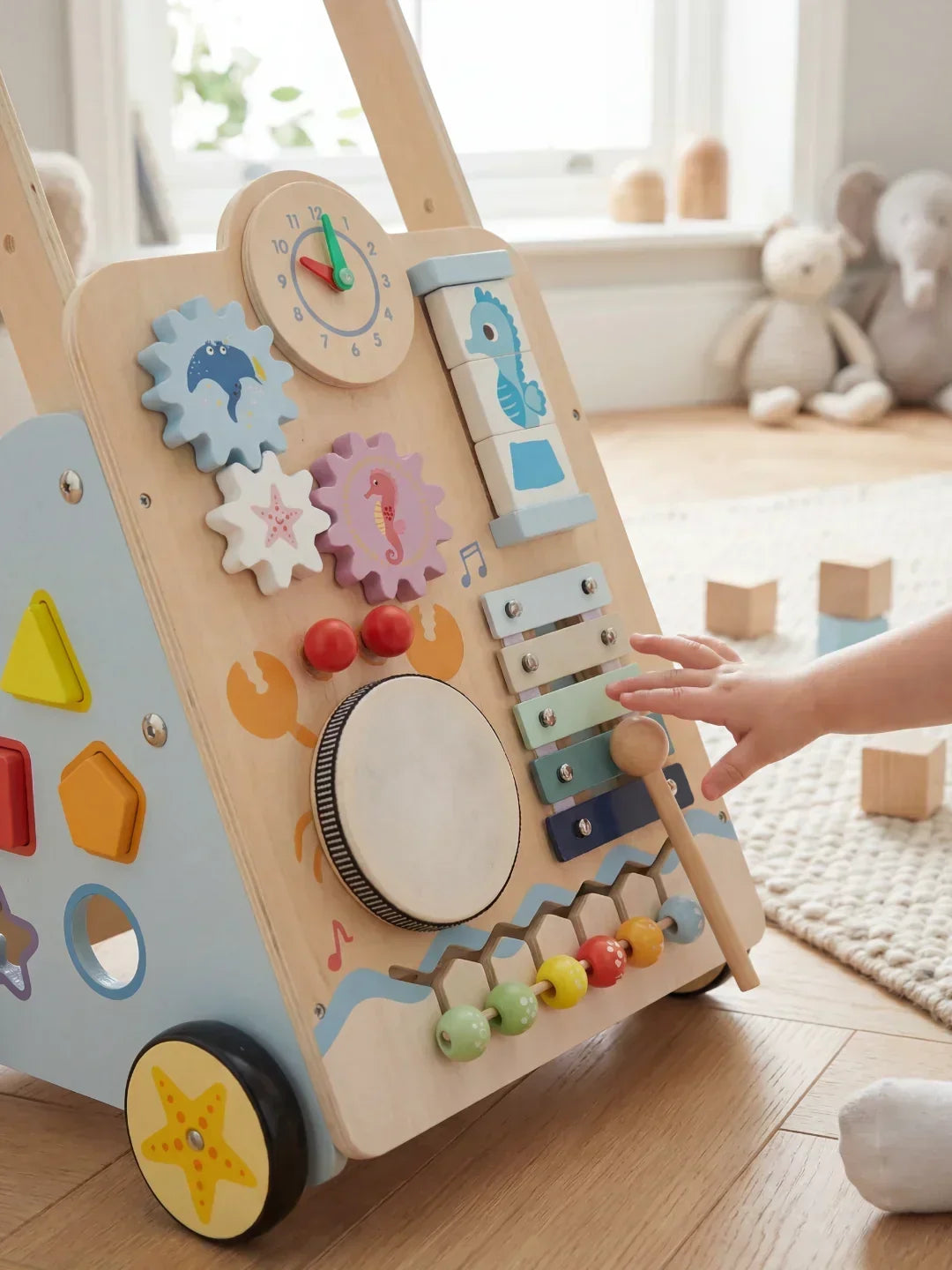 Andador de madera para bebé con juegos de manipulación, engranajes y abalorios de temática marina para motricidad fina.