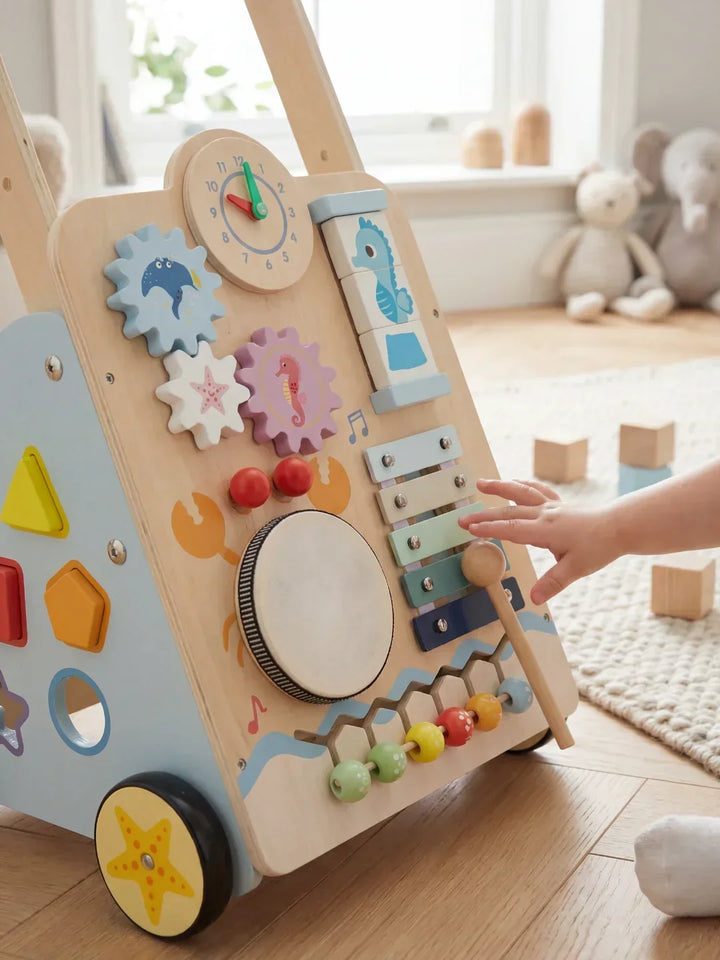 Andador de madera para bebé con juegos de manipulación, engranajes y abalorios de temática marina para motricidad fina.