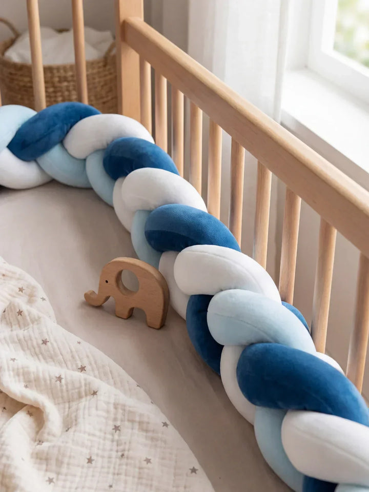Protector de cuna trenzado de algodón. Borde acolchado suave para una decoración de guardería elegante.