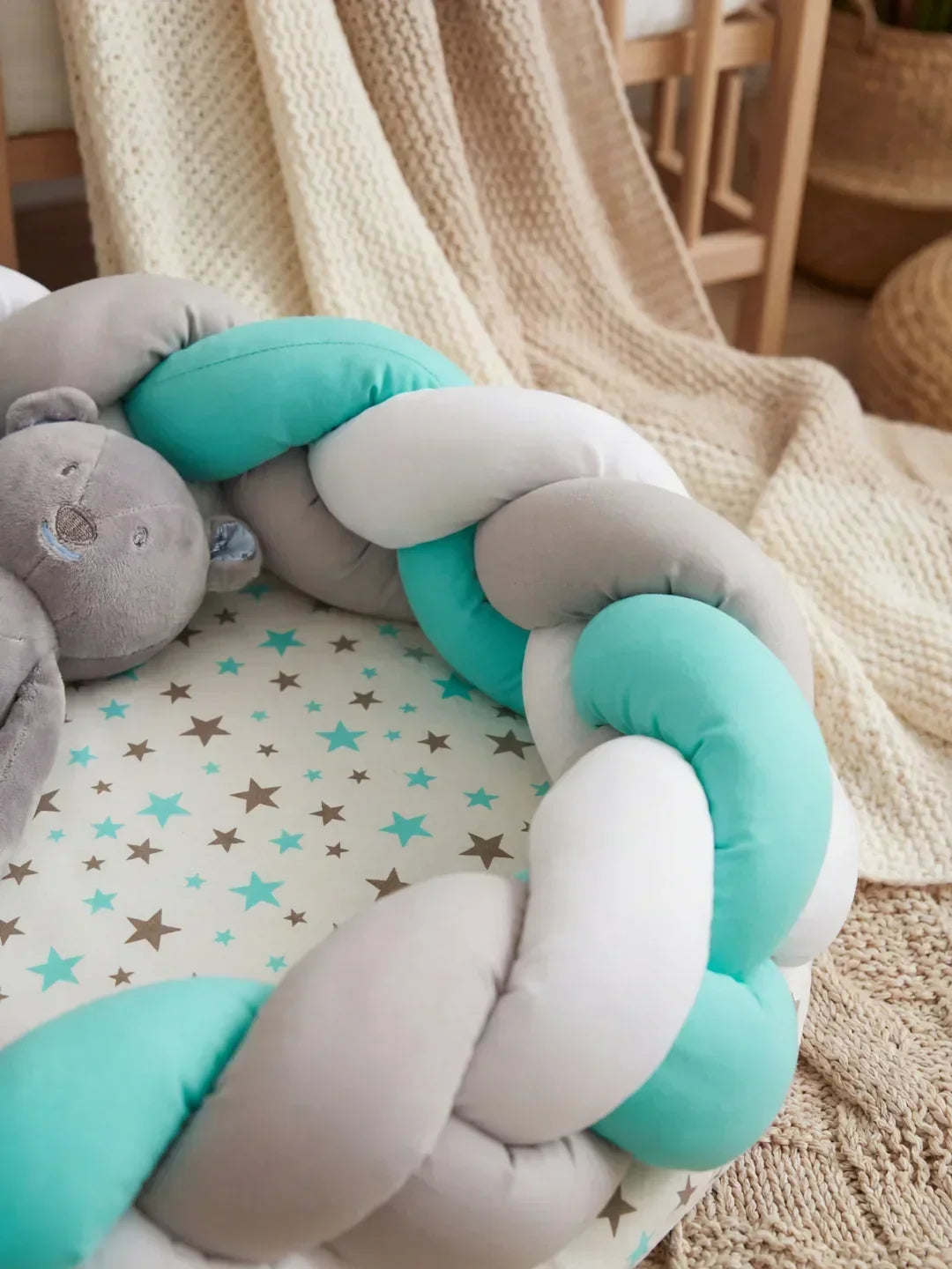 Protector de cuna transpirable para bebé, asegura un ambiente seguro para dormir.