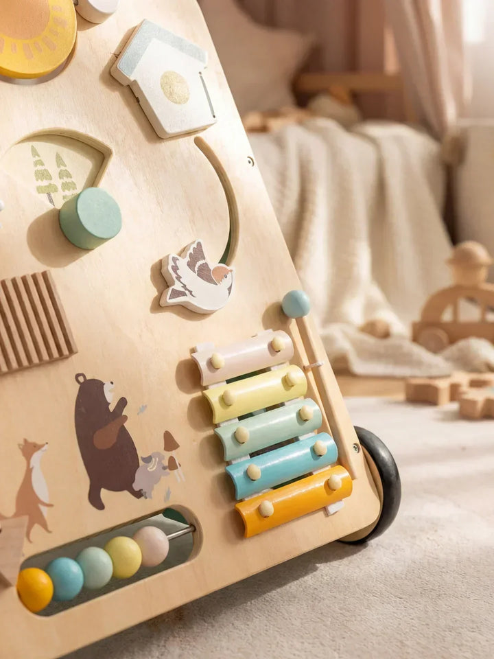 Andador de madera estable y seguro para bebés, con diseño ergonómico que apoya el desarrollo de la marcha.