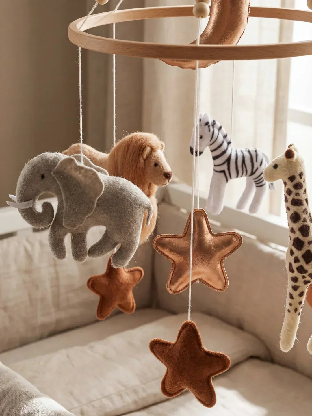 Regalo para baby shower: móvil de cuna de madera, diseño compacto y natural.