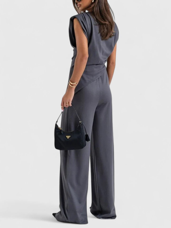 Conjunto versátil de mujer, top cruzado y pantalón ancho, combinable para looks casuales o de fiesta.