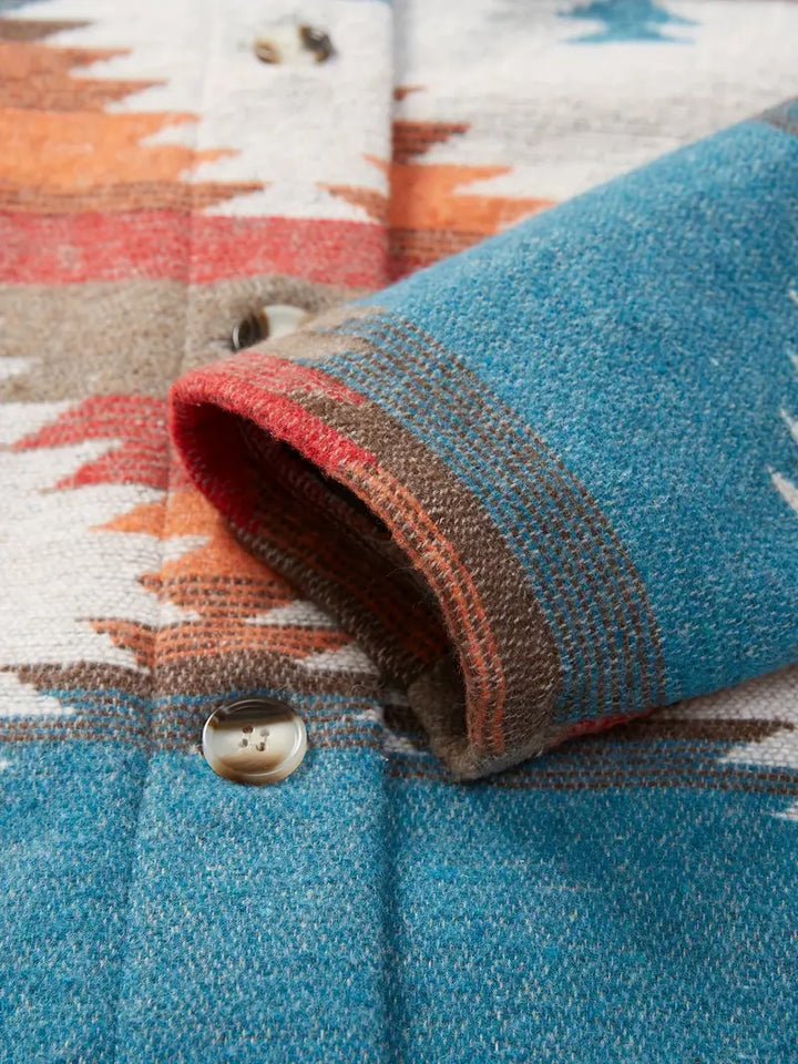 Chaqueta moderna tejida de mujer. Diseño único con cuello estampado, en tonos azul y naranja.