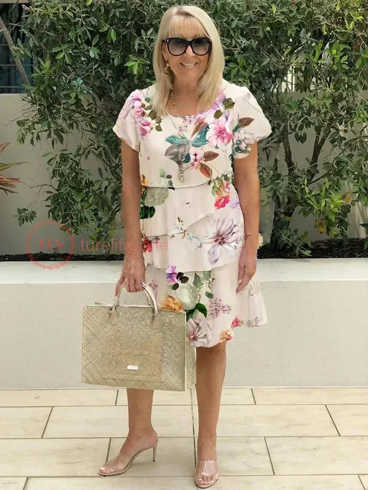 Vestido de mujer con estampado floral y volantes, ideal para un look cómodo y chic de verano.